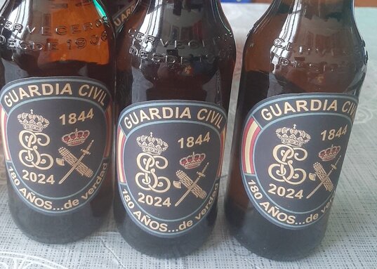 Imagen de las cervezas con el emblema de la Guardia Civil que circulan por redes sociales. 